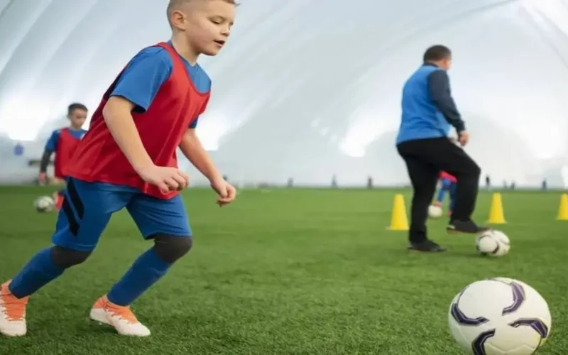 دراسة جديدة تكشف تفوق كرة القدم على الفنون القتالية في تنمية ذاكرة الأطفال